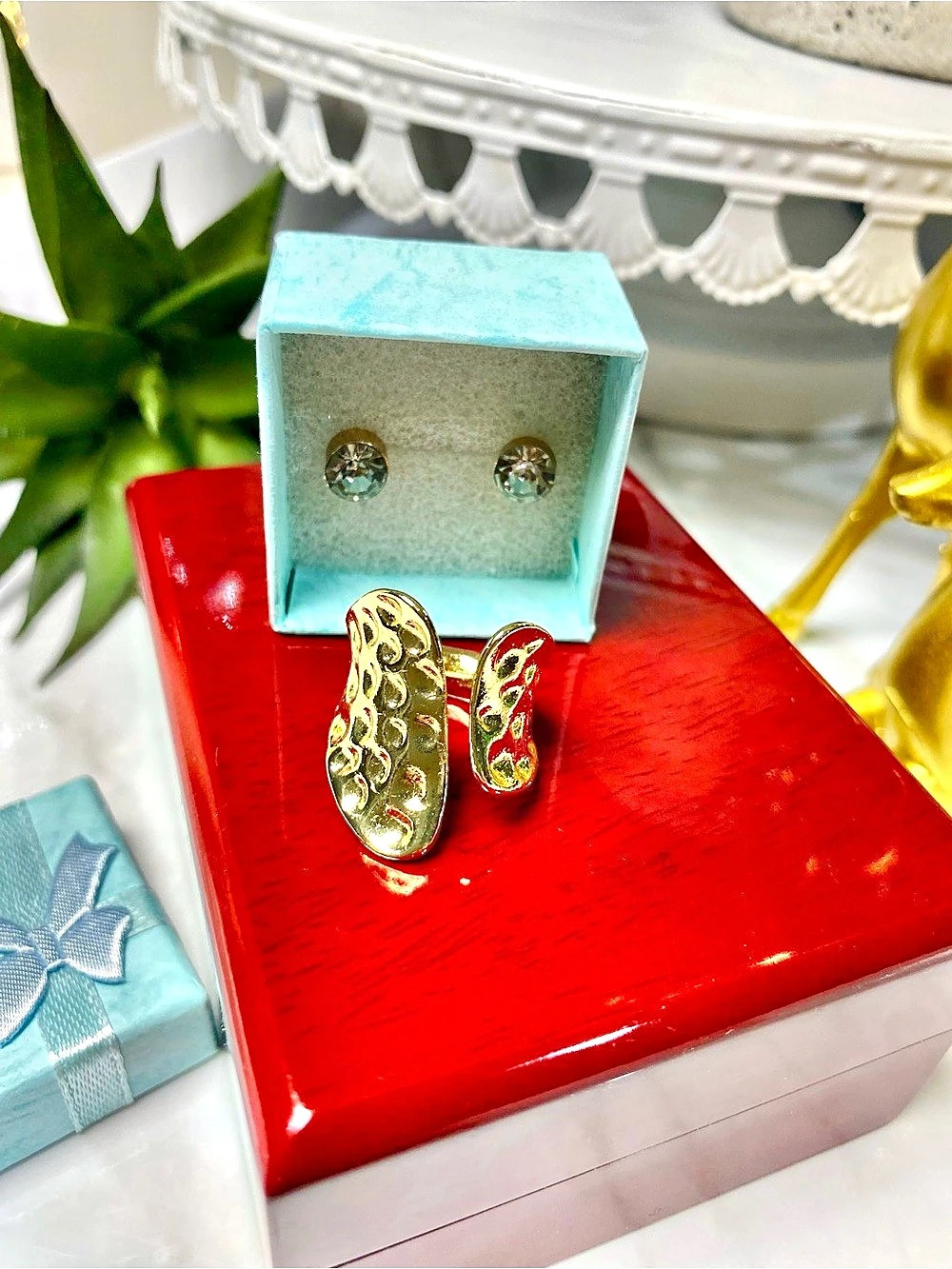 NWT Gold-Tone 3 Pc Hammered Ring Jewelry Set